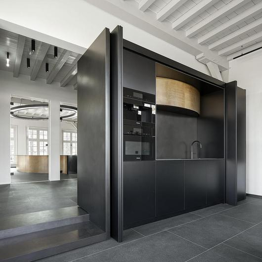 Custom-Made Interiors in Verstappen.com HQ / barth