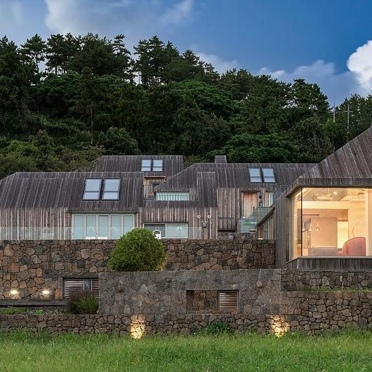 ThermoWood® in the Wind Hill Village of Jeju Island / Lunawood