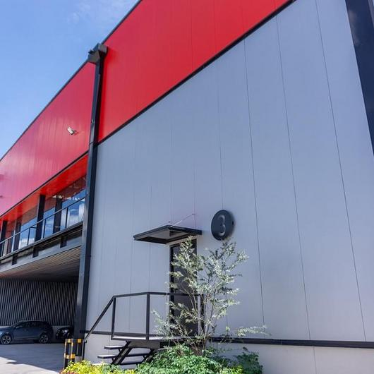 Paneles aislantes en almacén industrial Tulti / Kingspan México 