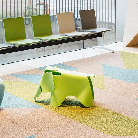 Mobiliario USM y Vitra en Clínica Mira / A-cero