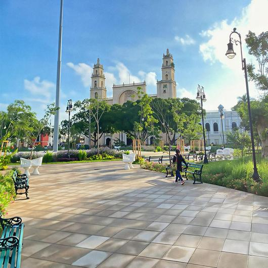 Pisos prefabricados en Plaza Grande, Mérida / Basaltex