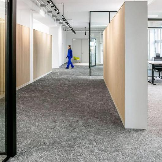Marbled Woven Flooring in Berlin Office / ntgrate