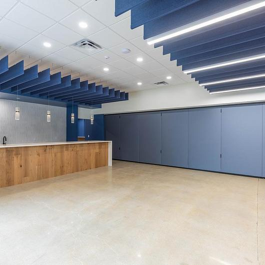 Tabique móvil en un centro de capacitación / Modernfold