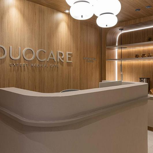Paneles con acabado madera en consultorio médico / Duratex