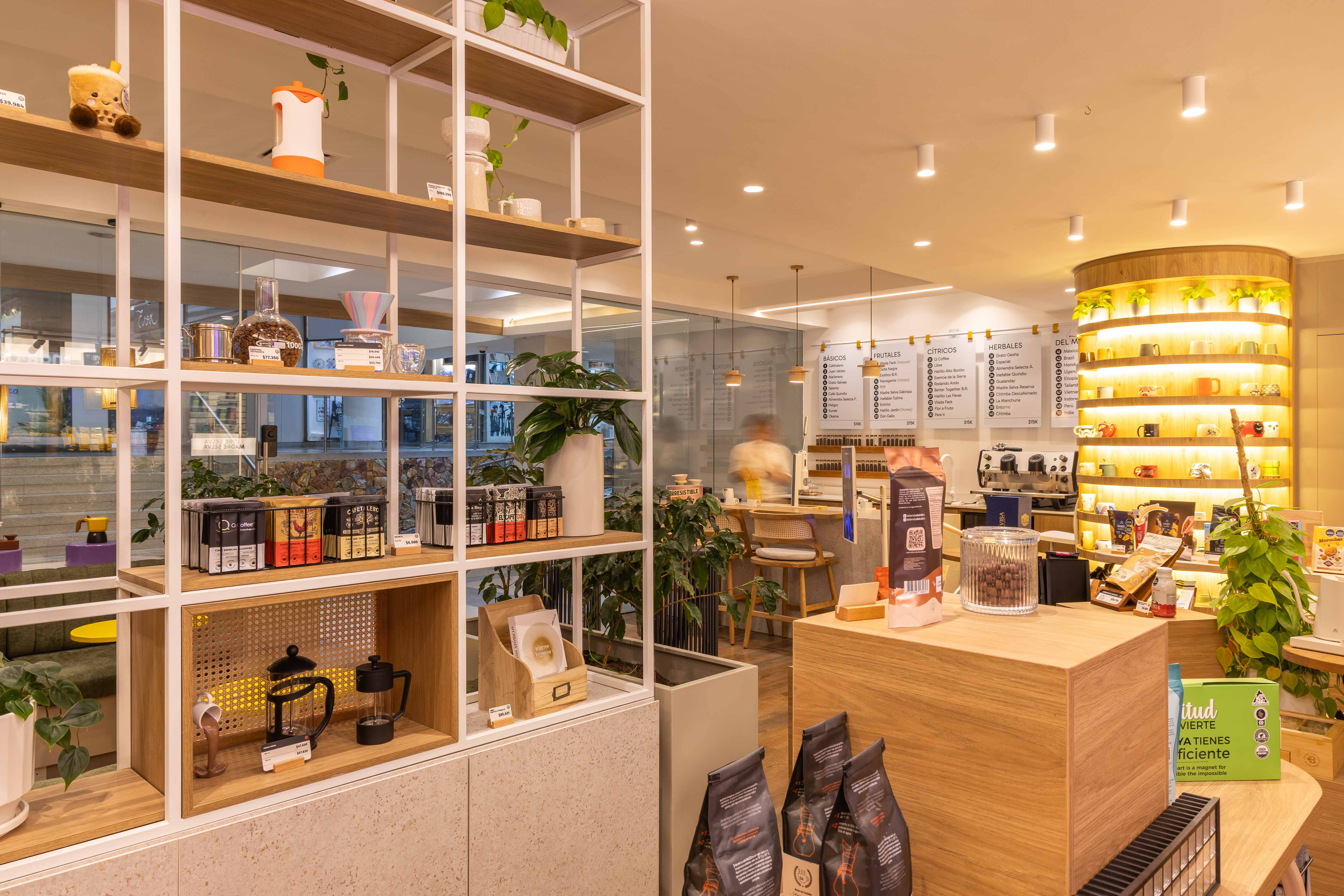 Gallery of Acabados de madera en La Tienda del Café - 1