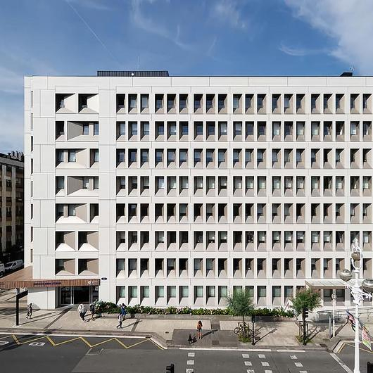 Stoneo Façade Panels in Clinic Renovation / ULMA Architectural Solutions