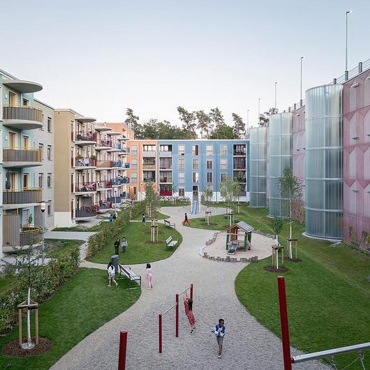 Profiled Glass in Regensburger Viertel / Lamberts