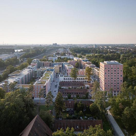 Profiled Glass in Regensburger Viertel / Lamberts