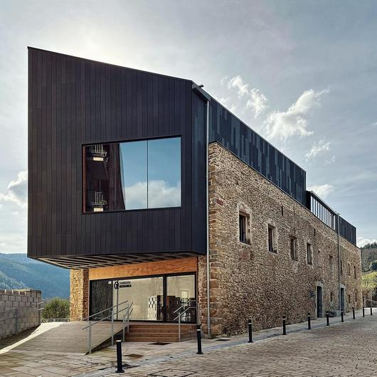 K-SLAT Facade in Oxinburu Cultural Centre / ULMA Architectural Solutions