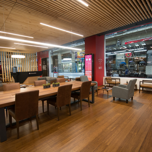 Mobiliario Colección Lounge en Work café Banco Santander